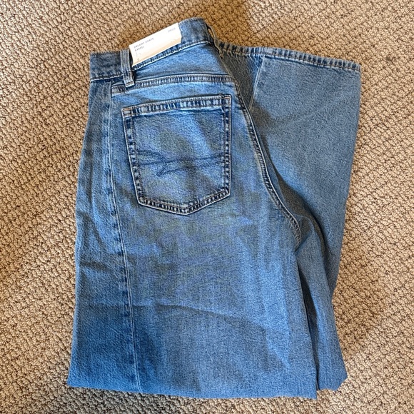 America Eagle Dreamy Drape Barrel Jeans - Picture 2 of 4